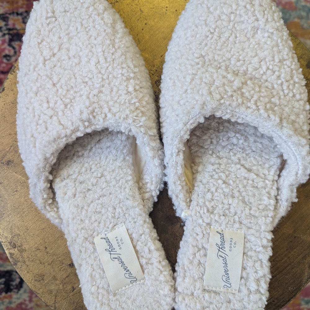 Universal Thread Cream Fuzzy Slippers Slides Hard Bottom Indoor Outdoor Use EUC